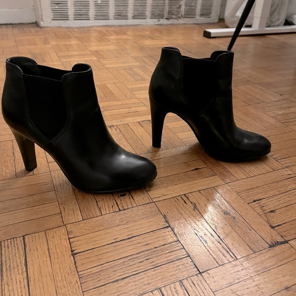 Minelli stretch ankle booties. Black leather in size 37 EU